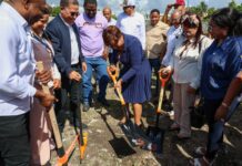 Directora del INAIPI da primer picazo para nuevo Centro de Atención Integral en Boca Chica