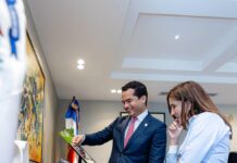 Embajadora de EE.UU visita en su despacho al senador Omar Fernández