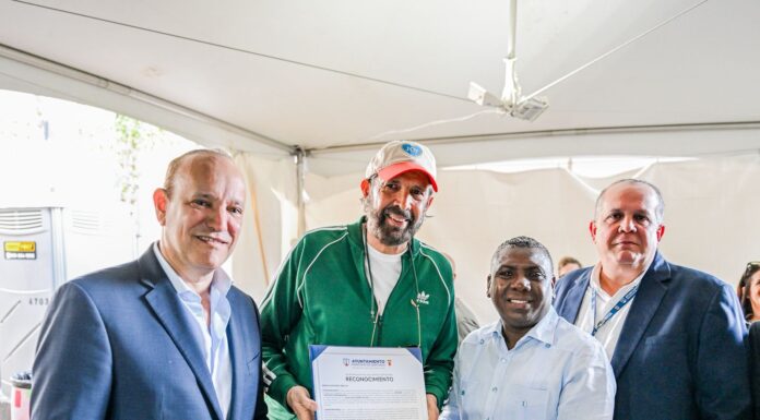 Ayuntamiento de Santiago declara a Juan Luis Guerra “Visitante Distinguido”