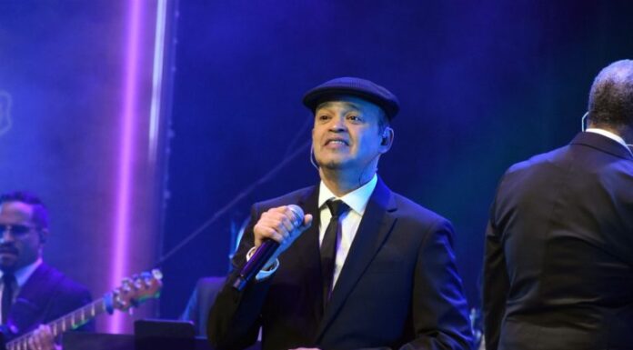 Alex Bueno rinde tributo a la mujer con el estreno del videoclip “Compañera”