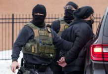 Republicanos divididos sobre financiamiento de operaciones migratorias de Trump