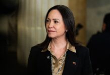 Machado dice estar dispuesta a reunirse con Delcy Rodríguez para hablar sobre transición