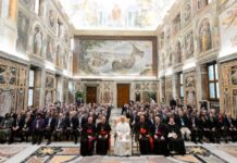 El papa denuncia los enormes recursos que absorbe la guerra y pide priorizar vida y salud