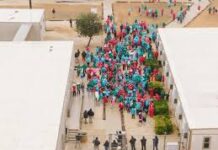 Un centenar de manifestantes exigen el fin de la detención de familias migrantes en Texas