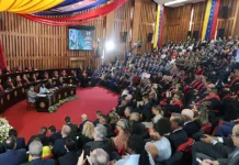 El Parlamento venezolano continuará debatiendo amnistía con familias de presos políticos