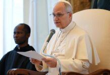 El papa pide a periodistas evitar que la información se convierta en propaganda de guerra