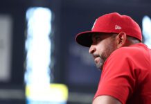 Cardenales acuerdan extensión de contrato de 2 años con el mánager Mármol