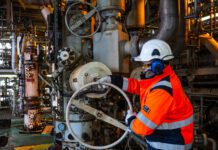 Petróleo de Texas sube a 96.32 dólares tras ataques cruzados a refinerías en Oriente Medio