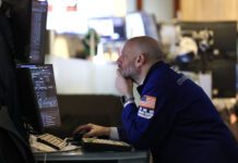 Wall Street cierra mixto mientras los inversores monitorean los precios del crudo