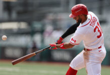 Canadá vence y tambalea a Colombia para mantenerse con vida en el Clásico de Béisbol
