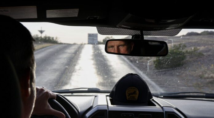 Cómo una carretera en el desierto de California redefinió “Una batalla tras otra”