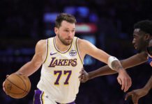 NBA multa a Luka Doncic con 50.000 dólares por el gesto de dinero que hizo a un árbitro