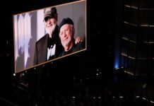 Billy Crystal rinde tributo en los Óscar al director Rob Reiner, asesinado junto su esposa