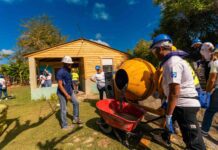 Voluntarios de Popular y Hábitat Dominicana mejoran viviendas y cancha deportiva en Yaguate