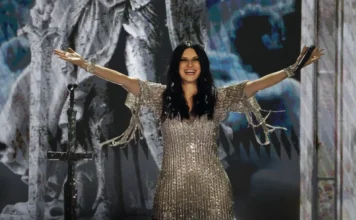 Pausini defiende la música con voz y carisma desde una fortaleza en el arranque de su gira