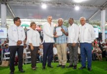 Abinader entrega 442 certificados de títulos de propiedad