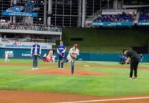 Abinader asiste a juego inaugural de RD en Clásico Mundial de Béisbol en Miami y lanza primera bola