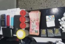 Policía ocupa drogas, dinero y objetos ilícitos durante intervención en punto de venta en Jima Abajo, La Vega