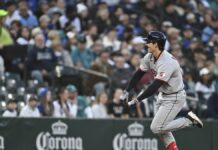 DeLauter debuta con dos jonrones para impulsar a Guardianes en Seattle