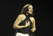 Rosalía hace del escenario su templo y su teatro en el inicio de la gira de ‘Lux’ en Lyon