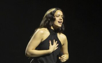 Rosalía hace del escenario su templo y su teatro en el inicio de la gira de ‘Lux’ en Lyon