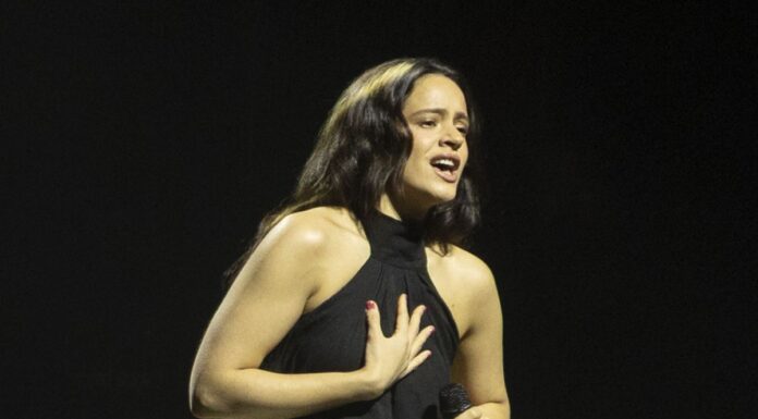 Rosalía hace del escenario su templo y su teatro en el inicio de la gira de ‘Lux’ en Lyon