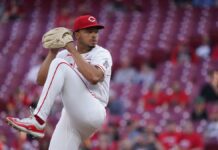 Chase Burns logra su 1ra victoria en Grandes Ligas en blanqueada de Reds sobre Pirates