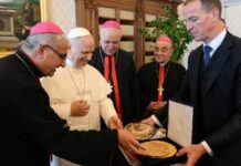 Dios no bendice las guerras y los cristianos no apoyan a quienes bombardean, dice el papa