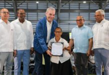 Abinader inicia entrega de títulos de propiedad de la parcela 1-B del sector Los Guandules