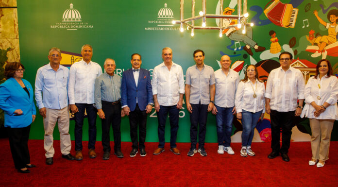 Presidente Abinader recorre Feria Regional del Libro Santiago 2026 y llama a la población a visitarla