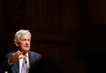 Trump amenaza con despedir a Powell si permanece en la Fed al final de su mandato en mayo