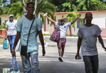 Presidente cubano rechaza dimitir por presión de Washington en inédita entrevista a medio de EEUU