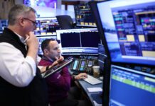 Wall Street cierra mixto, casi plano, pendiente del ultimátum de Trump a Irán