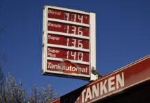 El precio de la gasolina en EEUU sube a 4.14 dólares por galón y en California roza los 6