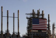 Los futuros del petróleo de Texas superan 104 dólares ante el bloqueo de EE.UU. a Ormuz