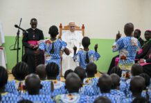 El papa en Camerún pide “amar a tu prójimo, también en las relaciones internacionales”
