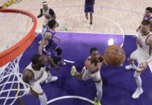 Un electrizante Stephen Curry lidera a los Warriors a triunfo en el play-in