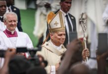 El papa dice que hay “pan para todos” si no se “acapara”, en misa multitudinaria en Duala