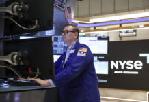 Wall Street cierra en rojo, lastrado por las tecnológicas y la incertidumbre sobre Irán