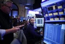 Wall Street cierra mixto pero mantiene récords pese a dudas sobre negociaciones EEUU-Irán