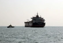 Irán interrumpe el tránsito de petroleros por el Estrecho de Ormuz, según medio iraní