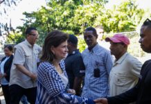 Vicepresidenta Raquel Peña visita comunidades de Bahoruco afectadas por lluvias y escucha necesidades de la población