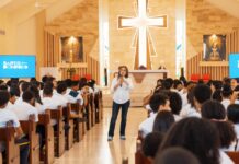 Carolina Mejía conversa con estudiantes en el ensanche La Fe sobre responsabilidad ciudadana