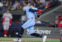 Clement, Okamoto elevan a Azulejos al triunfo sobre Medias Rojas