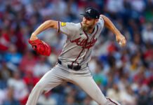 Sale lanza 7 sólidas entradas y Braves aprovechan error para vencer a Phillies