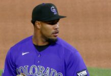 El doble de 2 carreras de Johnson en la sexta impulsa triunfo de Rockies ante Dodgers