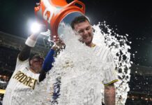 Padres dejan tendidos a Marineros