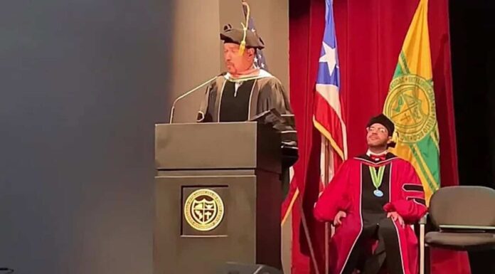 Bobby Valentín recibe honoris causa en Puerto Rico, su mayor reconocimiento profesional