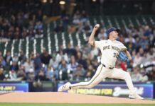 Yelich, Cerveceros aprovecharon errores para amarrar serie contra Rays