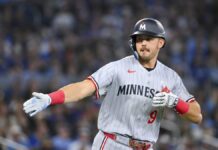 Jonrones de Lee y Larnach coronan ataque letal de Mellizos sobre Azulejos